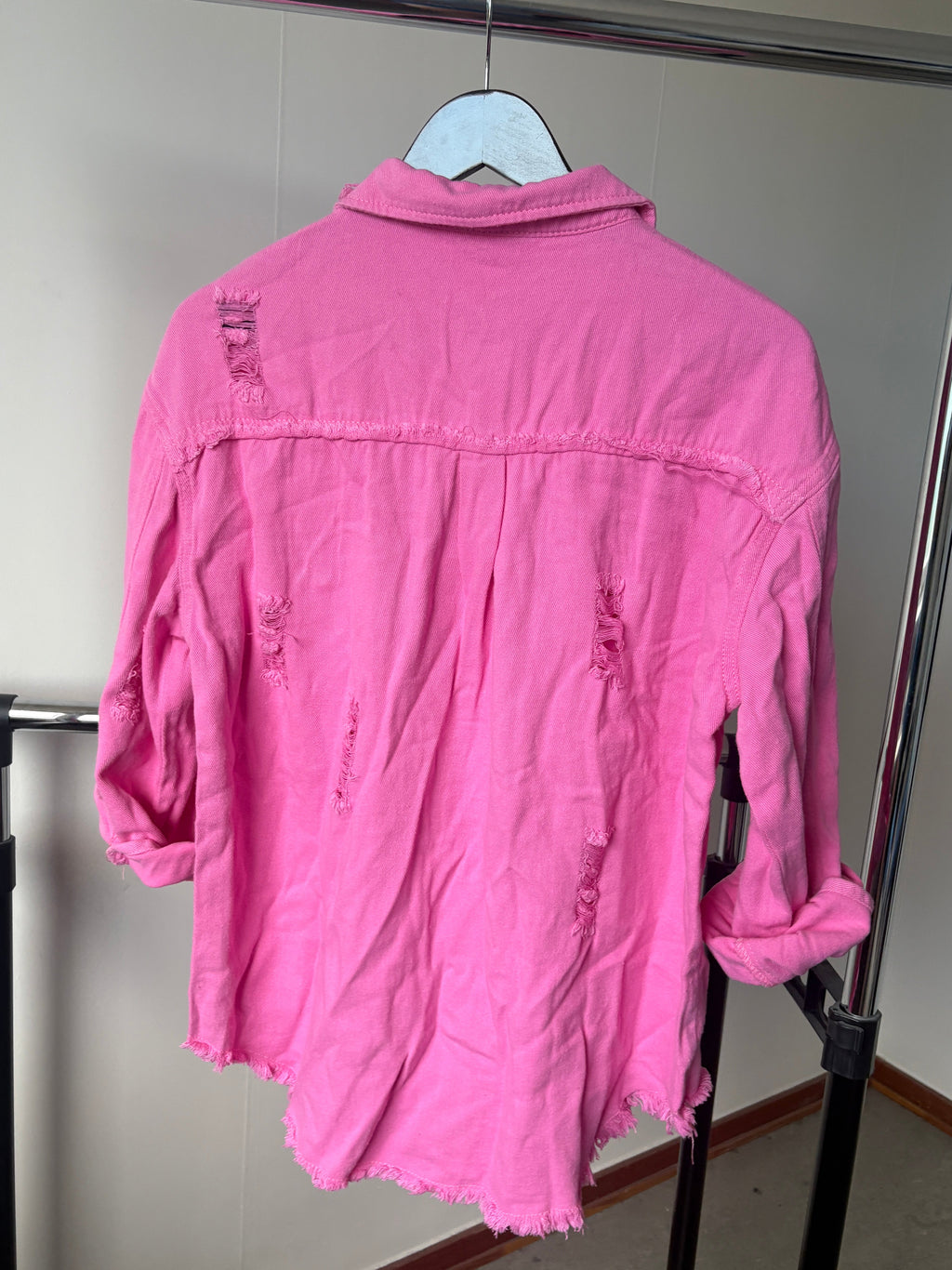 Oversized skjortjacka med slitningar