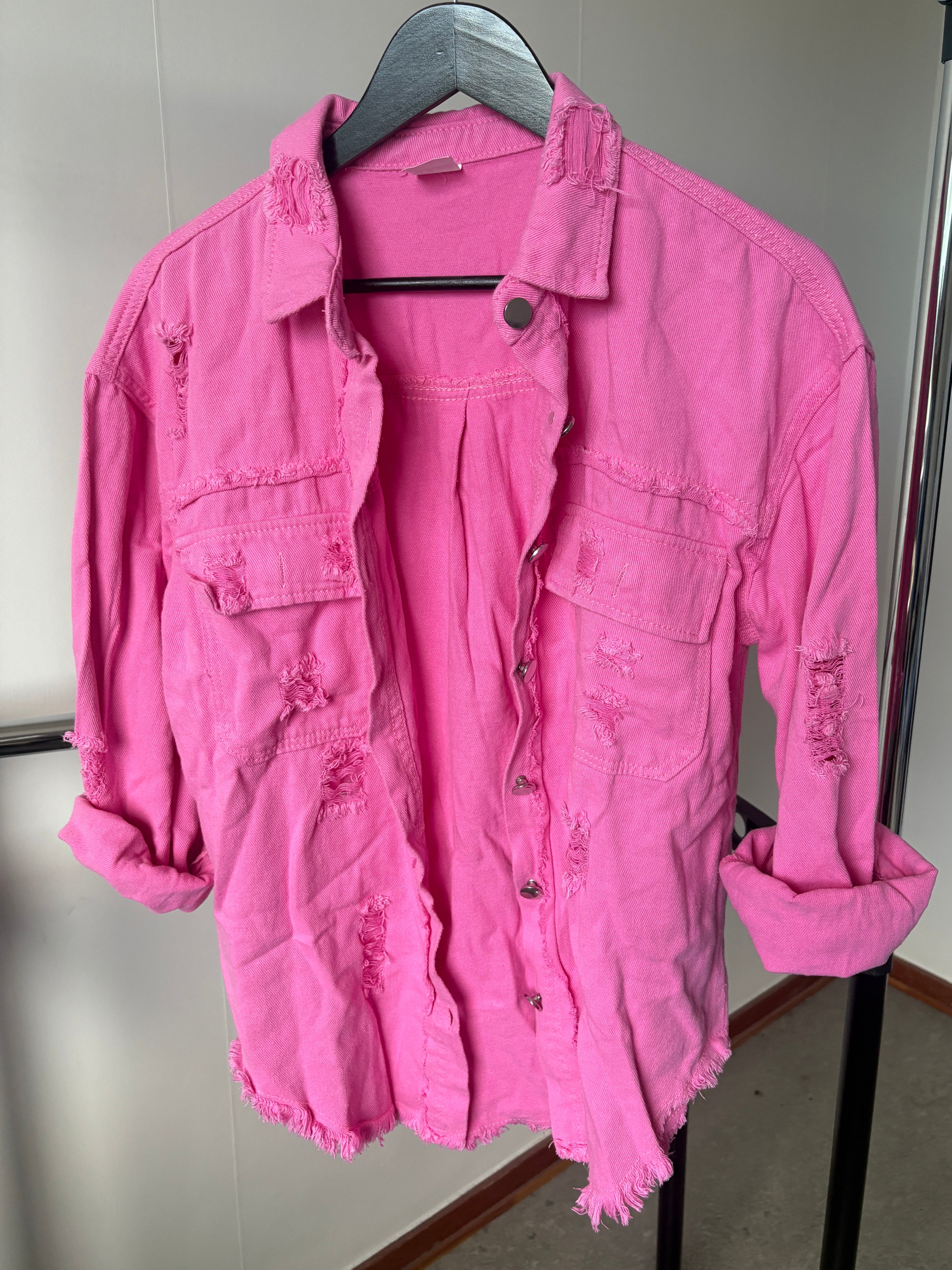 Oversized skjortjacka med slitningar