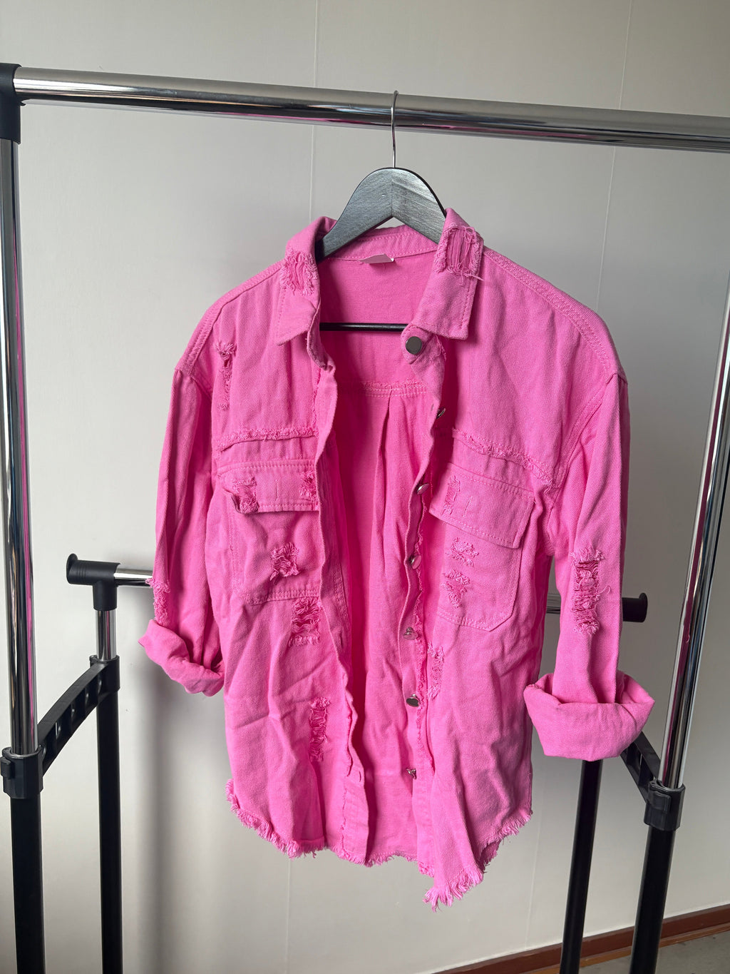Oversized skjortjacka med slitningar