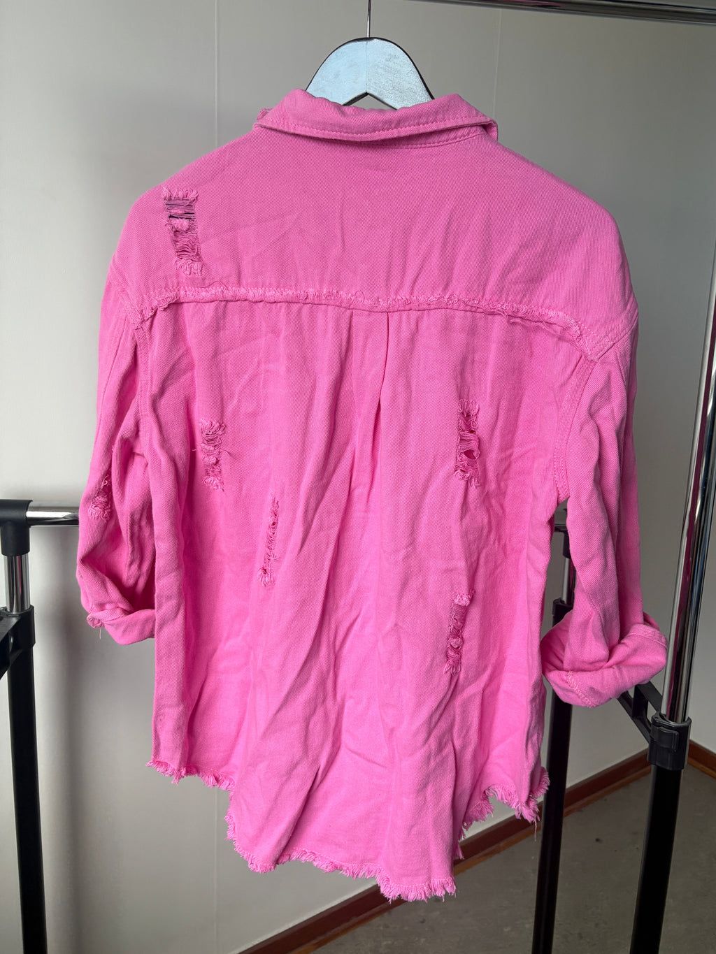 Oversized skjortjacka med slitningar