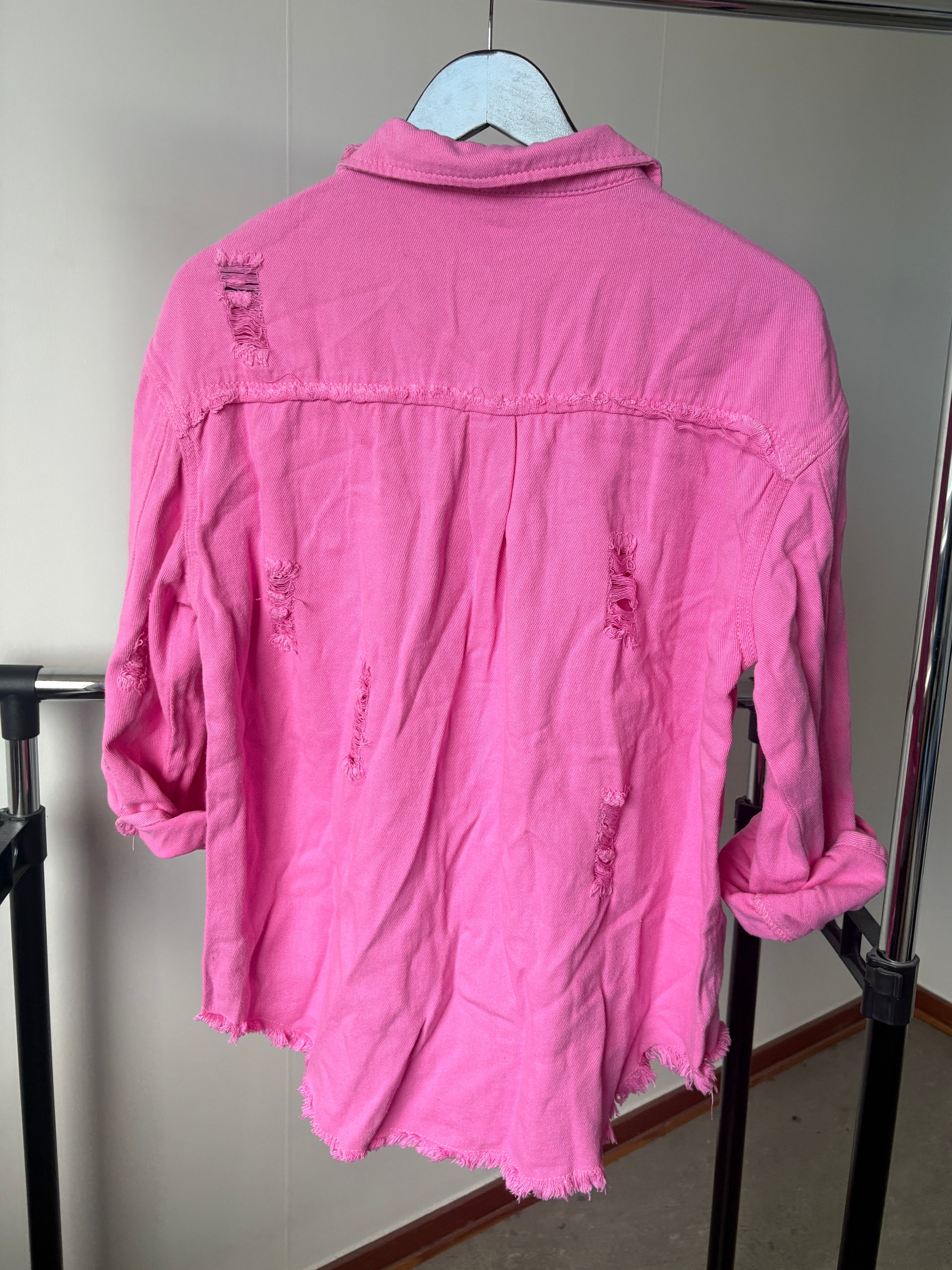 Oversized skjortjacka med slitningar